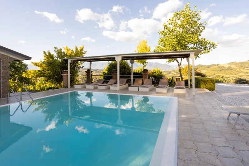 Piscina a sfioro di Villa ai Tre Ulivi al tramonto